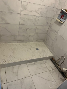 Photo de galerie - EN COURS..
Installation complète de plomberie, robinetterie, carrelages sol et murs