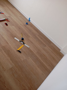 Photo de galerie - Pose de parquet , pleinthes, seuils de porte, joint acrylique 