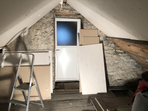 Photo de galerie - Nettoyage combles avec accès réduit puis livraison de plaques de placo chez le Client.