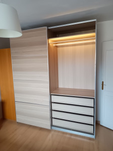 Photo de galerie - DRESSING IKEA avec luminaires. 