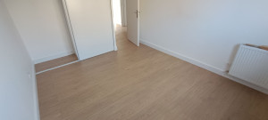 Photo de galerie - Pose de parquet avec sur-plinthes, et intérieur de placard 