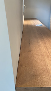 Photo de galerie - Renovation cuisine : Pendant. Pose du plan de travail de 4 ml de long.