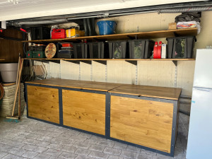 Photo de galerie - Aménagement garage sur mesure. Fabrication d’un coffre de rangement à 3 compartiments, pose d’étagères murales