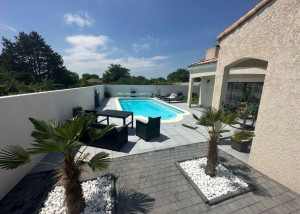 Photo de galerie - Réalisation d’une piscine avec ses dalles sur Terrasse et ses pavés autobloquant, ainsi que l’aménagement extérieur