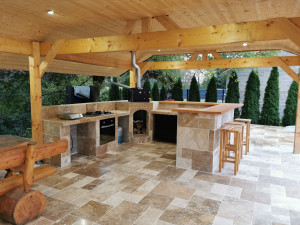 Photo de galerie - Réalisation d'une terrasse bois et cuisine extérieure et finition en travertin 