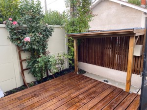 Photo de galerie - Réalisation d’une terrasse bois, d’un abri bois pour vélo ainsi que d’une clôture sur mesure bardage vertical en claire-voie 