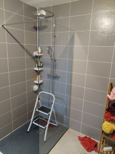 Photo de galerie - Pose d'une paroi de douche chez une cliente sur Carpentras, pose parfaitement propre et la cliente était contente.