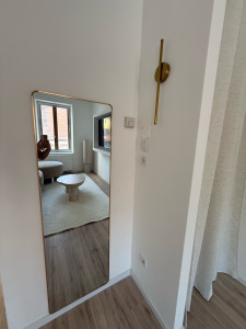 Photo de galerie - Miroir mural + luminaire 