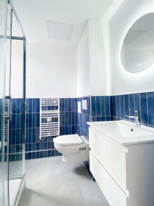 Photo de galerie - Rénovation complète d'une salle de bain avec création d'un WC suspendu.