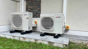 Photo de galerie - Deux  groupes extérieurs multisplits de marque Mitsubishi