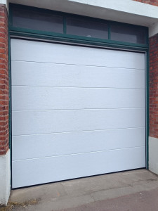 Photo de galerie - Pose d'une porte sectionnelle plus motorisation plus programmation télécommande