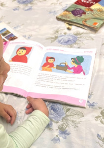 Photo de galerie - Ici, j’accompagne une petite fille de 4‑5 ans en lui lisant des histoires de son livre pour enfants. Elle découvre de nouveaux mots, développe son attention et sa curiosité, tout en passant un moment agréable et rassurant avant l’école. ✨