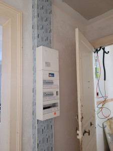 Photo de galerie - Tableau électrique poser sur GTL , installation réalisée dans un immeuble de 5 appartements dont j'ai réalisé la totalité 