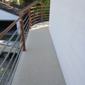 Photo de galerie - Balcon rénové avec du granulat de marbre
