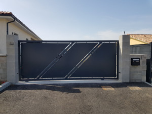 Photo de galerie - Portail  coulissant. 