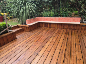 Photo de galerie - Création d'un banc en arche de pierre et nettoyage de terrasse avec finition lasure