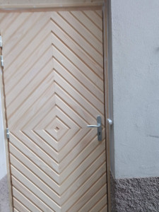 Photo de galerie - Habillage porte extérieure avec lambris mélèze 
