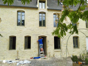 Photo de galerie - Joint de pierre ainsi que peinture sur fenêtre 