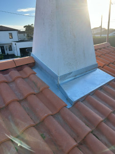 Photo de galerie - Entourage zinc d’une cheminée 