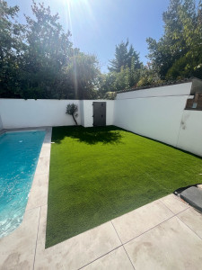 Photo de galerie - Réalisation Jardin complet, carrelage sur plots, massifs, gazon synthétique 