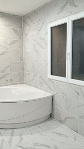 Photo de galerie - Pose de carrelages sol et mur dans une salle de bain. 