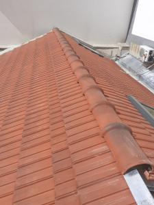Photo de galerie - Réfection d’une toiture PV, 13 complète avec tuiles, faîtage rive écran Liteaux cette réalisation est dans le 92 et a été réalisé par l’entreprise Macias.