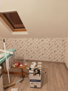 Photo de galerie - Pose d'un parquet stratifié, et plinthes. Tapisserie et peinture au plafond.