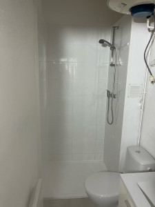 Photo de galerie - Rénovation 1er salle de bains dans un immeuble avec plancher en bois refait sous le receveur 