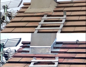 Photo de galerie - Avant / Après – Réalisation d’un pied de cheminée avec revêtement en zinc. Fabrication et pose sur mesure 