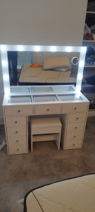 Photo de galerie - Montage de coiffeuse avec LED