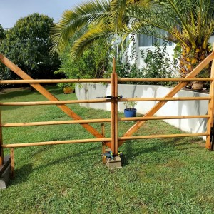 Photo de galerie - Fabrication d'un portail campagnard en acacia et châtaigner 