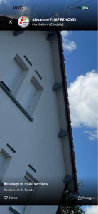 Photo de galerie - Pose de lambris sous toiture avec préparation et peinture des poutres – travail propre et finition soignée