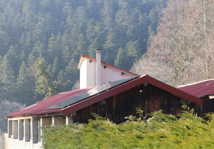 Photo de galerie - Installation de 6kWc de panneaux photovoltaïque avec batterie et ligne secourue : jusqu'à 90% d'autonomie électrique.