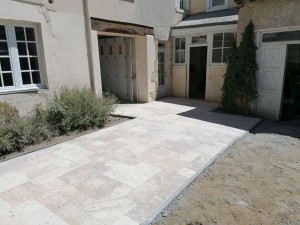 Photo de galerie - Terrasse 40m2 en travertin, pose sur sol souple avec pourtour en piquet d'ardoise