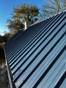 Photo de galerie - Pose de bac acier gouttières, faîtage