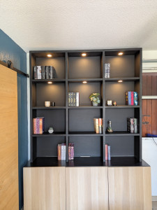 Photo de galerie - Bibliothèque sur mesure avec éclairage intégré 