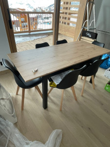Photo de galerie - Montage d’une table et de 6 chaises en kit