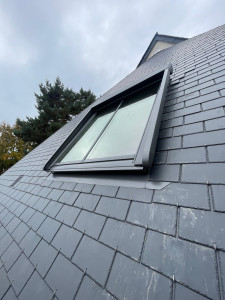 Photo de galerie - Pose d’un velux et couverture en ardoise 