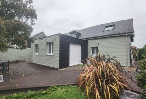 Photo de galerie - Rénovation du clin, rebouchage des trous, ponçage complet de la  maison et mise en peinture 