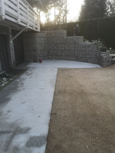 Photo de galerie - Réalisation d'un mur de soutènement en gabion et une terrasse en granite 60x60 et le reste en stabilisé de salève. 