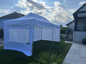 Photo de galerie - Location de tonnelles.
2 au choix 