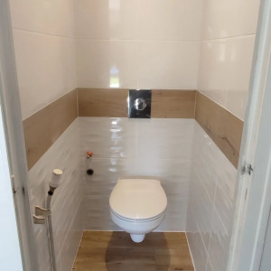 Photo de galerie - Remplacement d'un toilette classique par un toilette suspendu et carrelage 