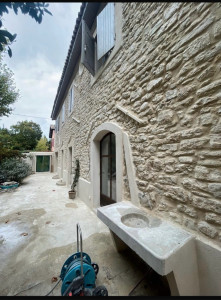 Photo de galerie - Construction d’une maison en pierre – Maçonnerie réalisée avec soin. 