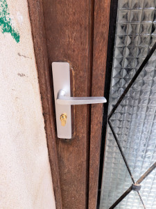 Photo de galerie - Ouverture de porte puis installation d'une serrure à larder 1 point et cylindre europeen puis installation d'une poignée de porte extérieure.  