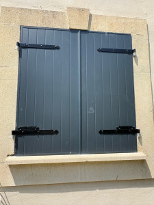 Photo de galerie - Installation volet battant aluminium sur gond existant 