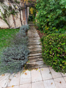 Photo de galerie - Petit allée en bois avant