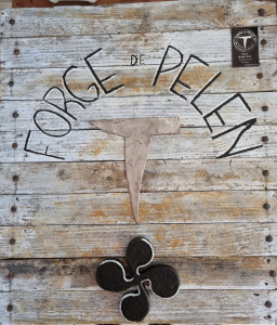 Photo de galerie - Création d'un panneau de présentation pour un artisan forgeron 