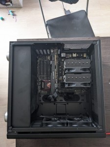 Photo de galerie - Montage terminé avec câble management et vérification du bon fonctionnement de l'ordinateur après installation. 