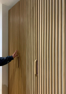 Photo de galerie - Placard sur mesure avec porte en claustra, poignet intégré.