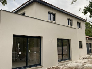 Photo de galerie - Enduit finition gratté sur maison neuve au CRES 